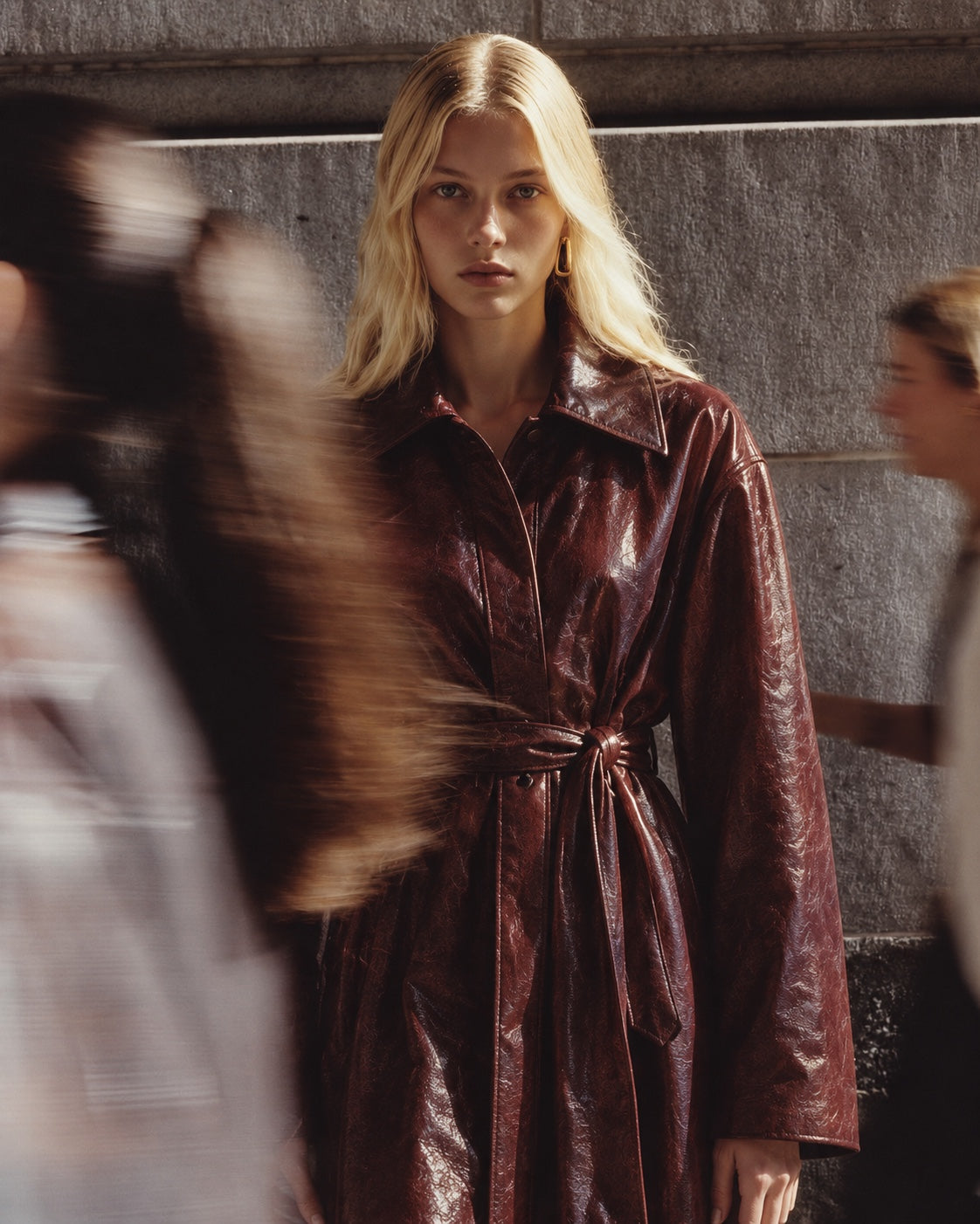 Gabardina granate con modelo