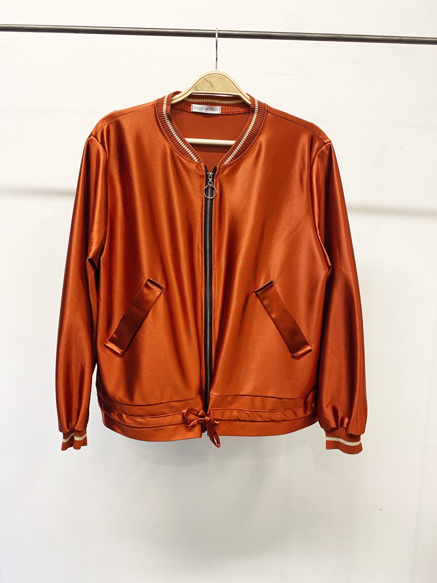 Cazadora estilo bomber satinada