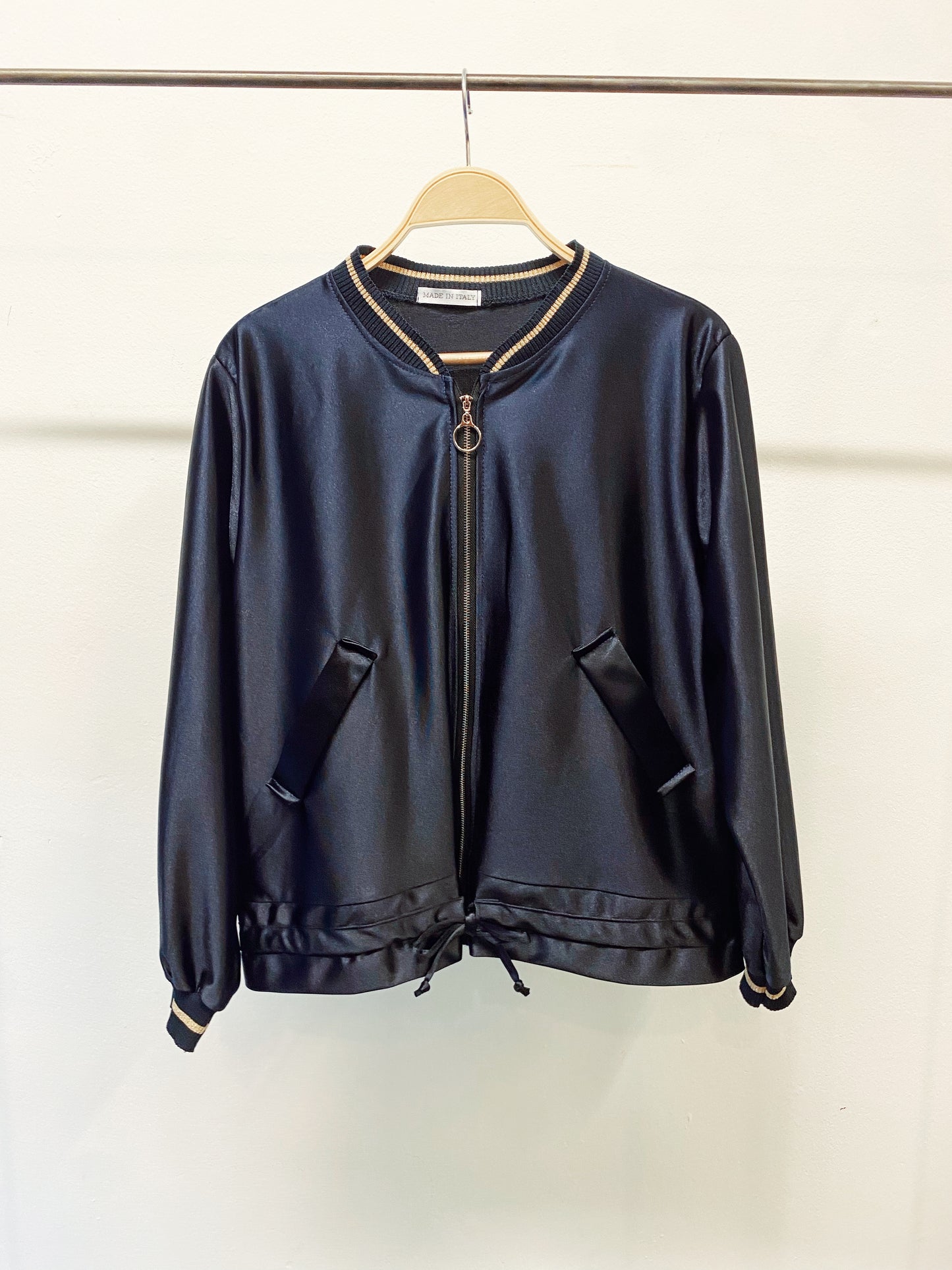 Cazadora estilo bomber satinada