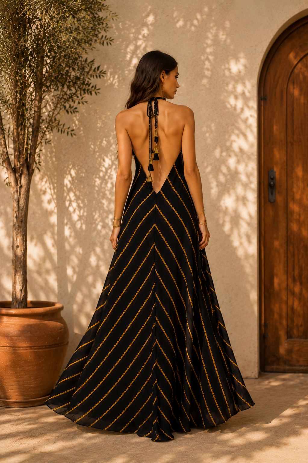 Vestido espalda descubierta negro dorado