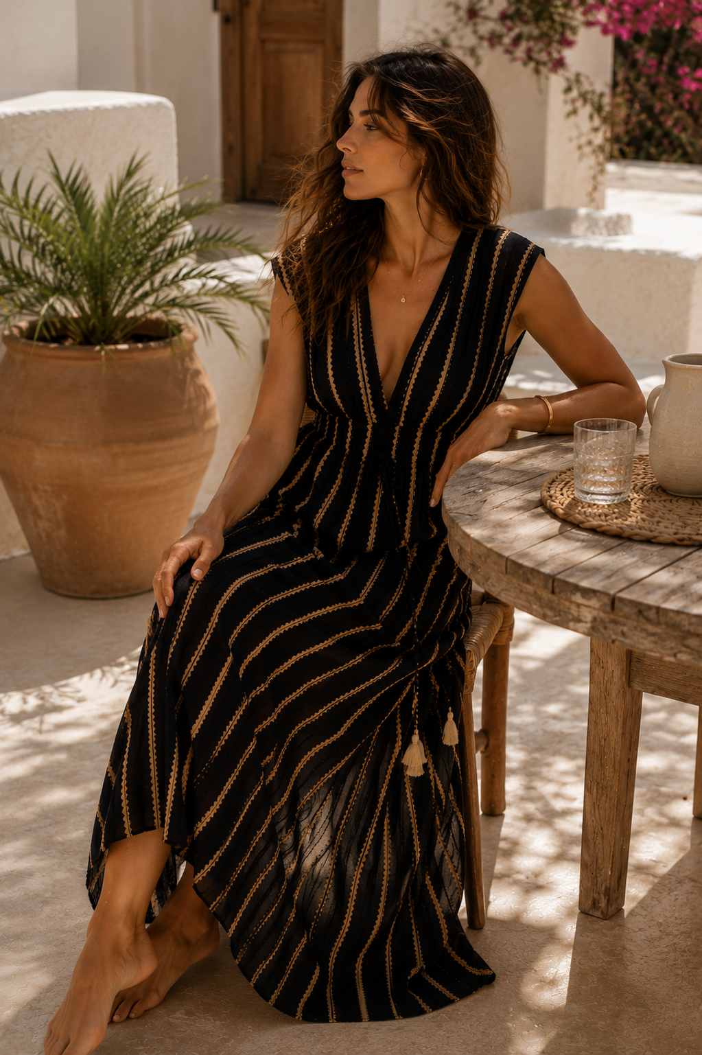 Vestido escote negro dorado