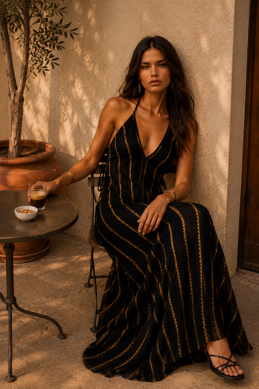 Vestido espalda descubierta negro dorado