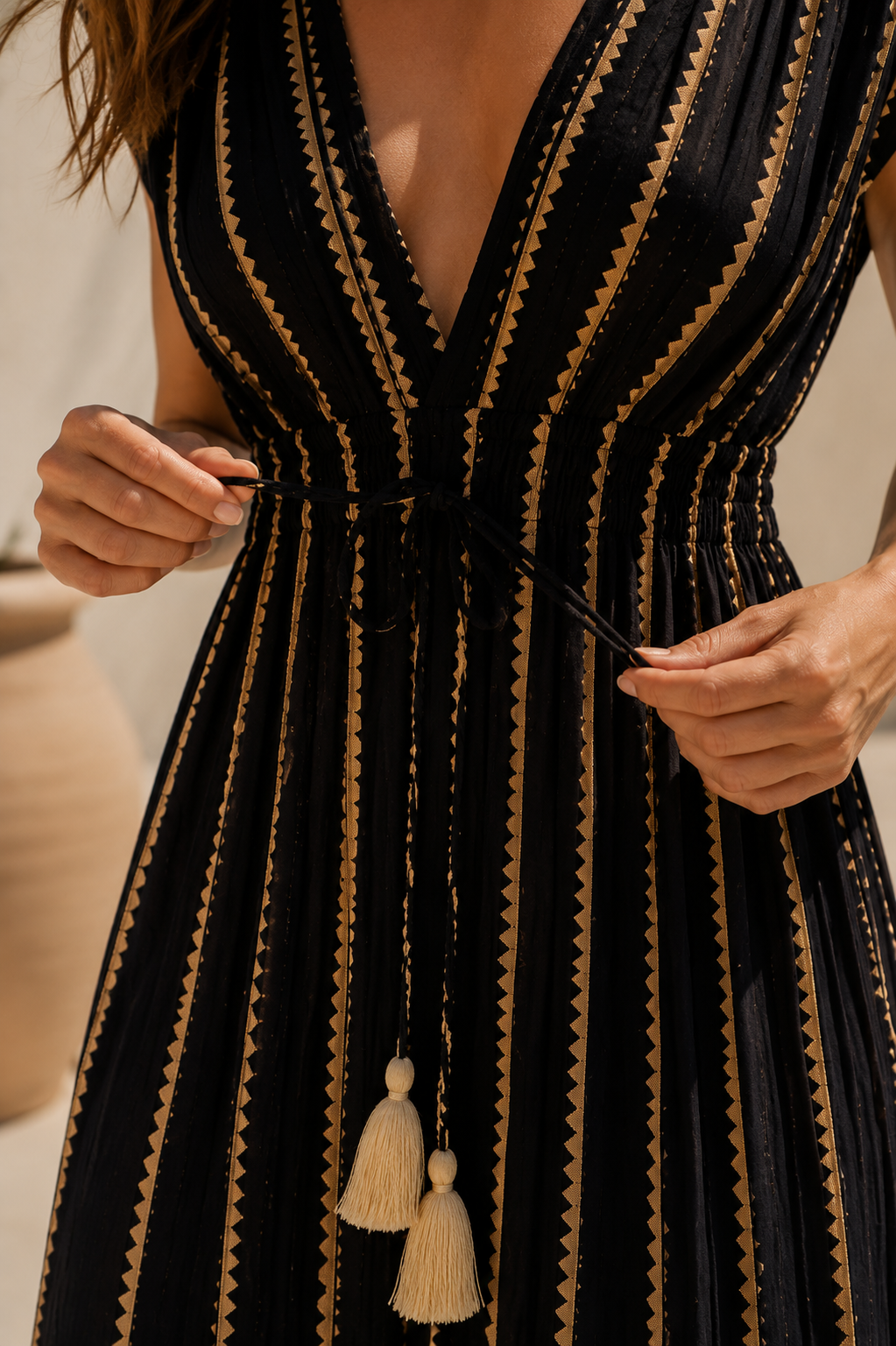 Vestido escote negro dorado