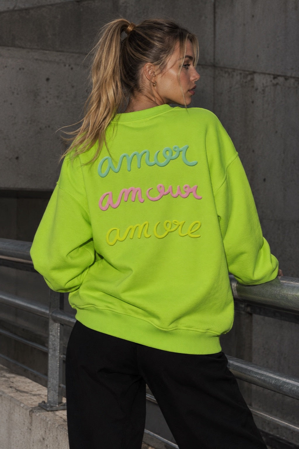 Sudadera Amore con letras en relieve