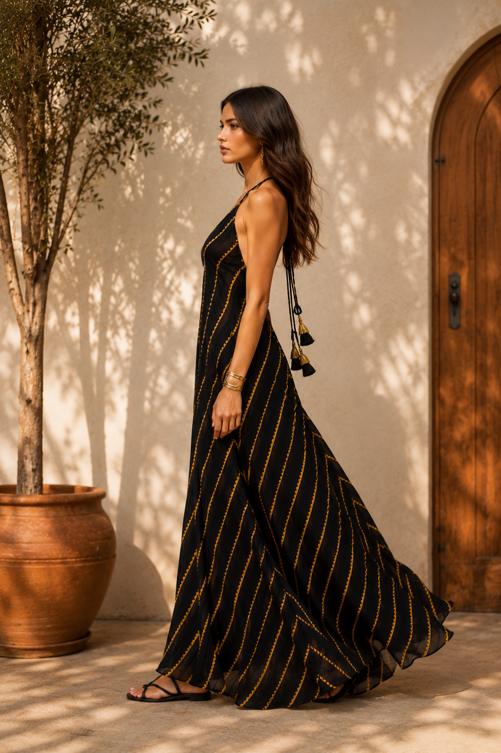 Vestido espalda descubierta negro dorado
