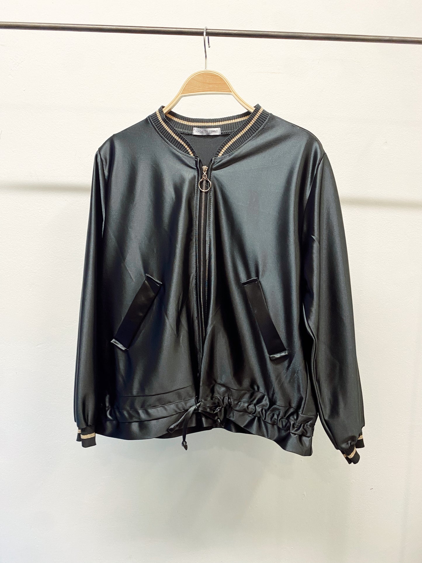 Cazadora estilo bomber satinada