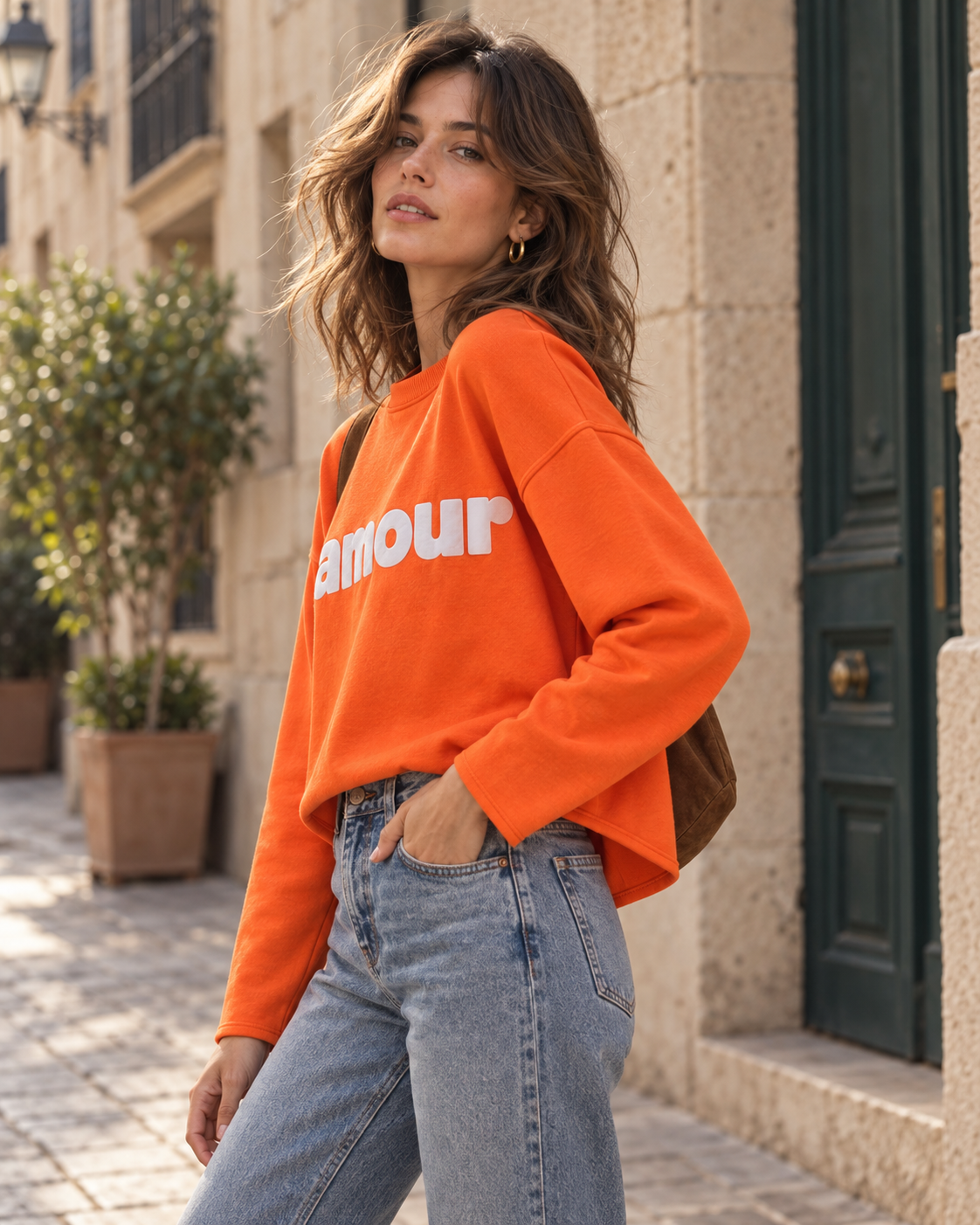Sudadera Amour Pop Naranja flúor — vista con modelo
