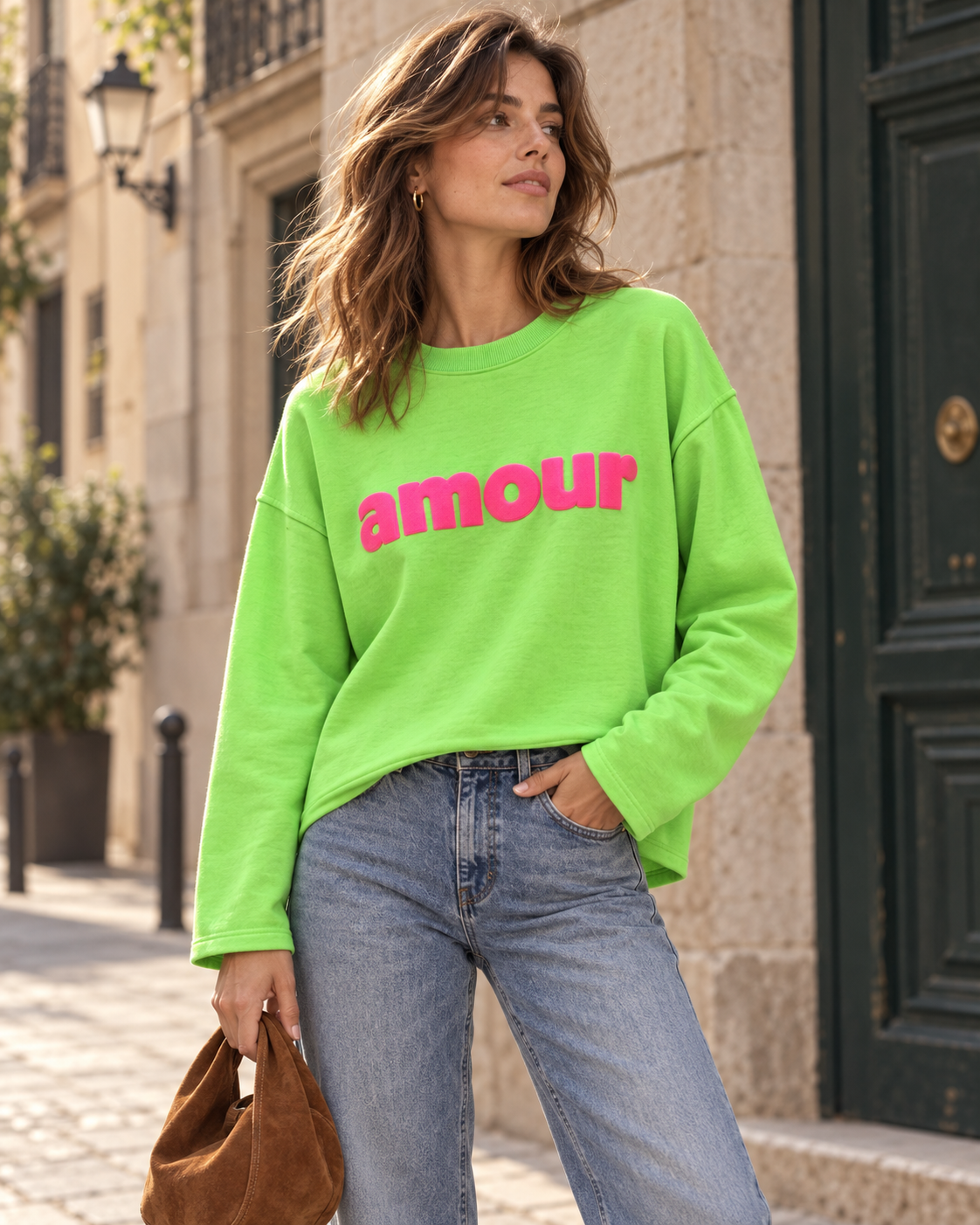 Sudadera Amour Pop Verde flúor — vista con modelo