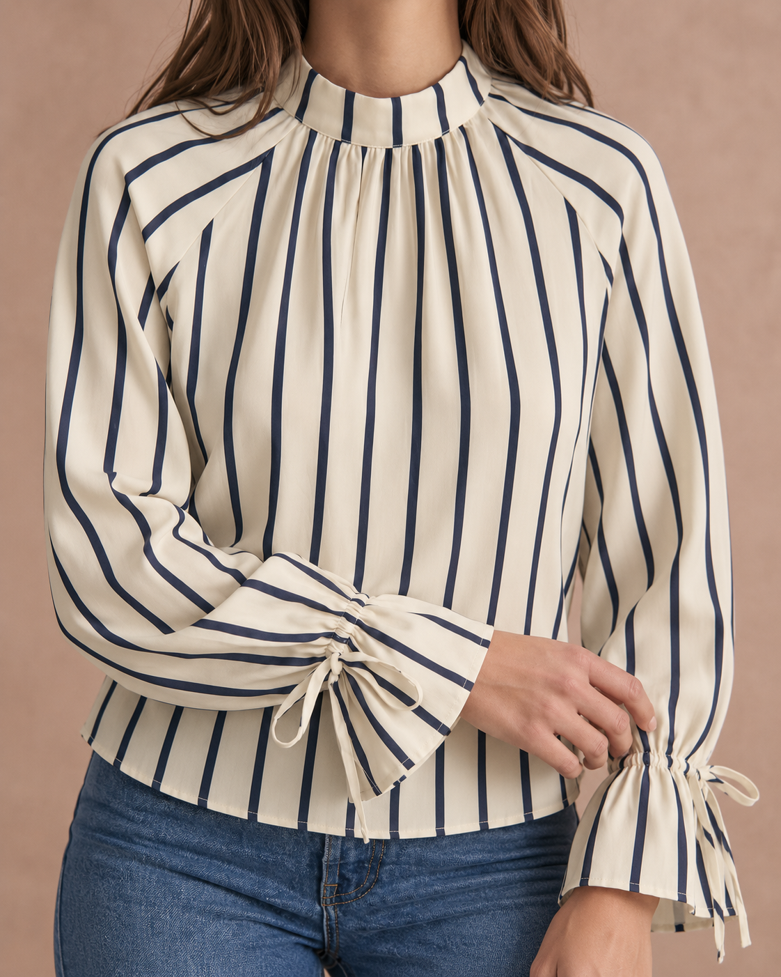 Blusa Varenne de rayas azul marino, detalle del cuello y puños con lazada