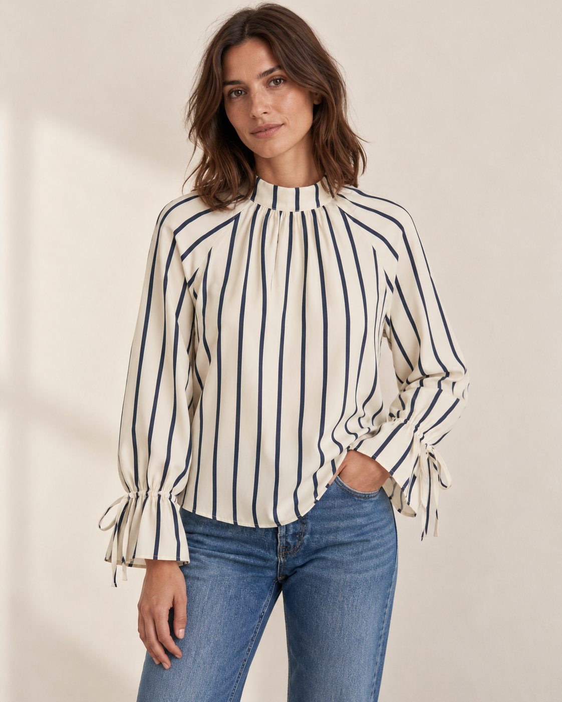 Blusa Varenne de rayas azul marino, vista con modelo
