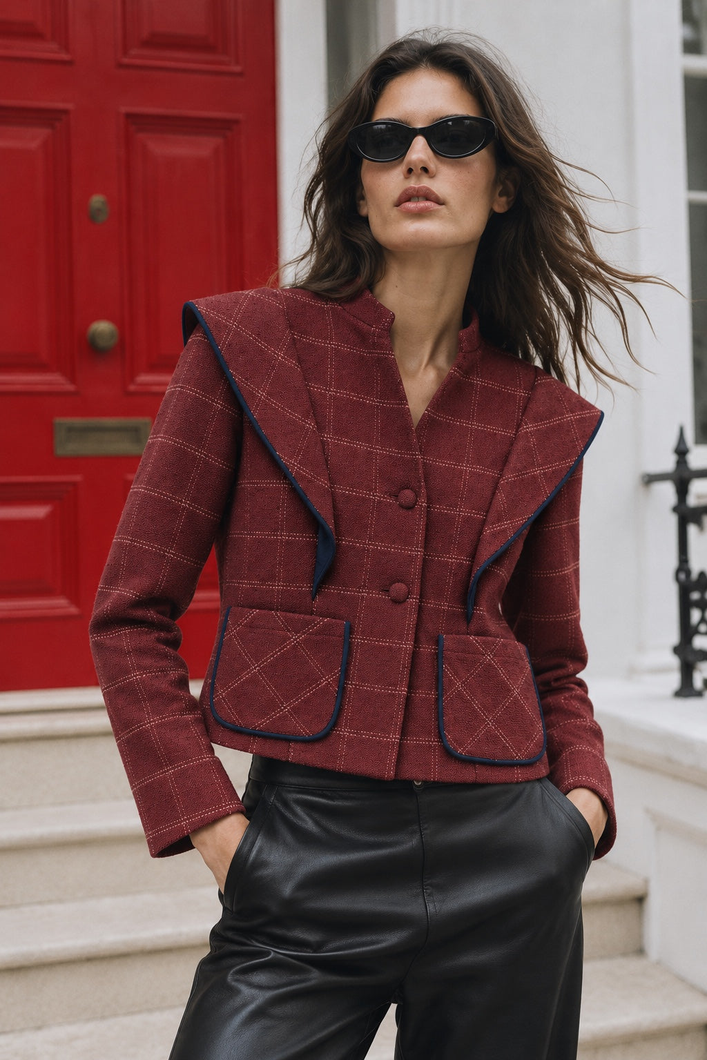 Chaqueta burdeos de cuadros con ribetes azul marino — modelo