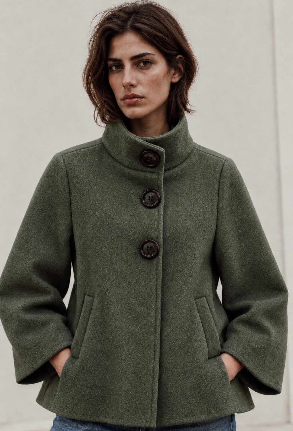 Modelo con chaqueta Oliva verde de cuello alto