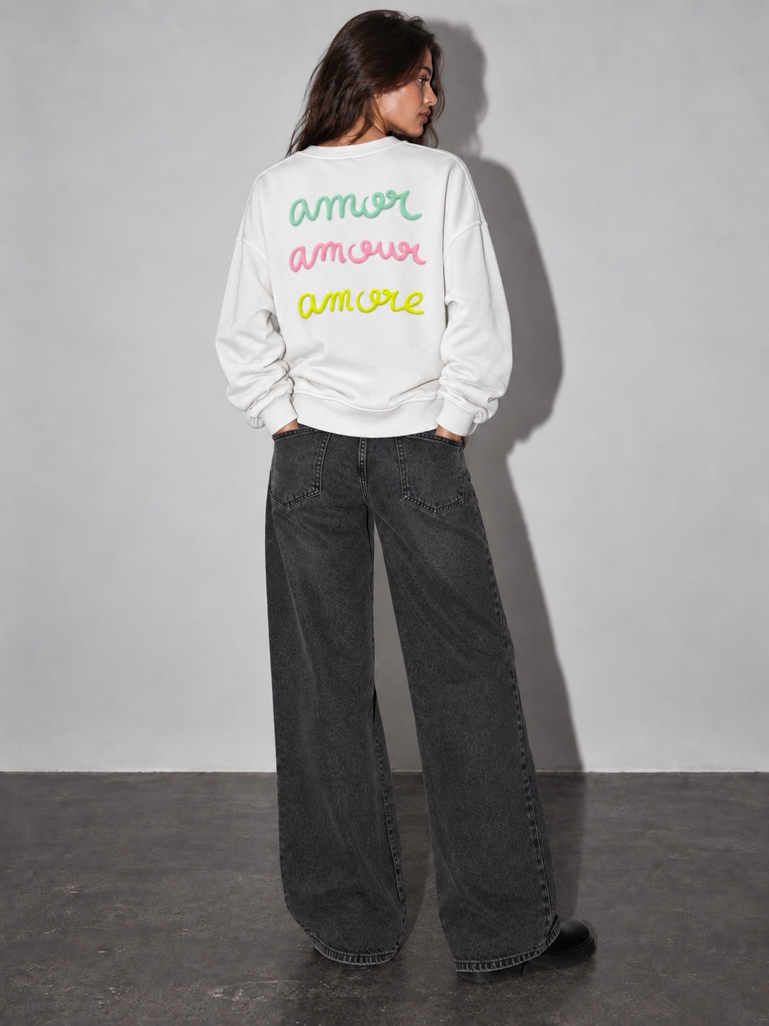 Sudadera Amore blanco roto de mujer con letras en relieve, modelo espalda