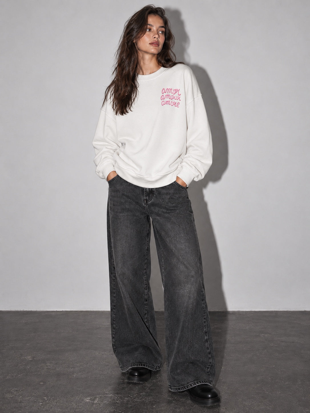 Sudadera Amore blanco roto de mujer con letras en relieve, modelo frente