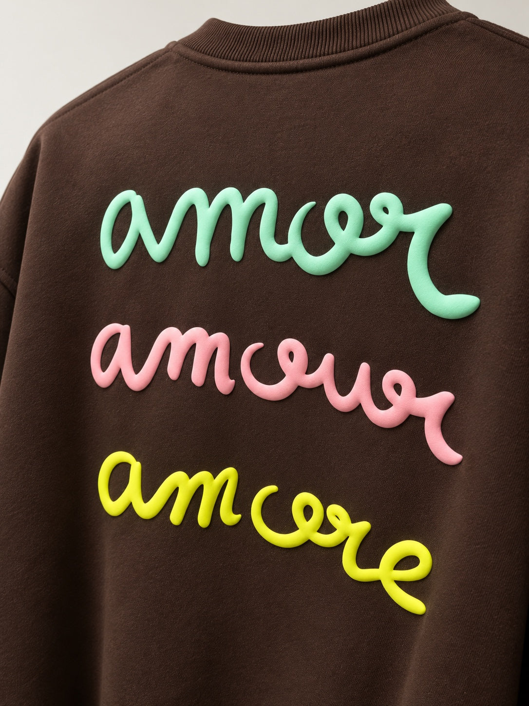 Sudadera Amore chocolate de mujer con letras en relieve, detalle espalda