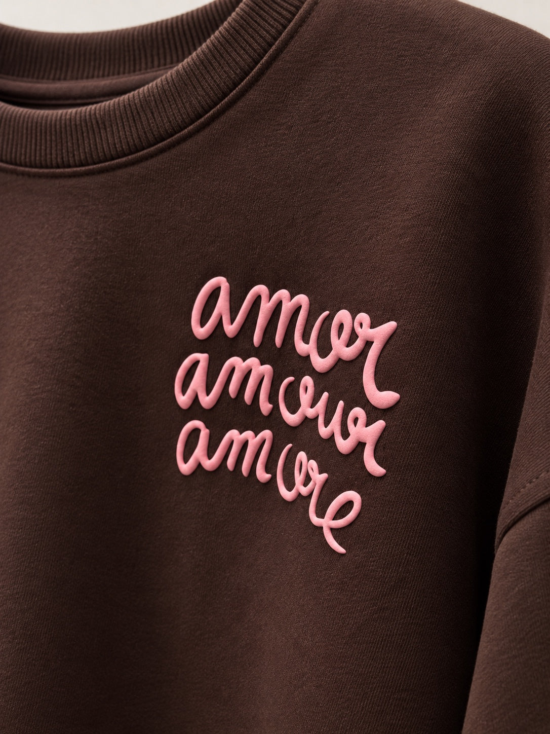 Sudadera Amore chocolate de mujer con letras en relieve, detalle frontal
