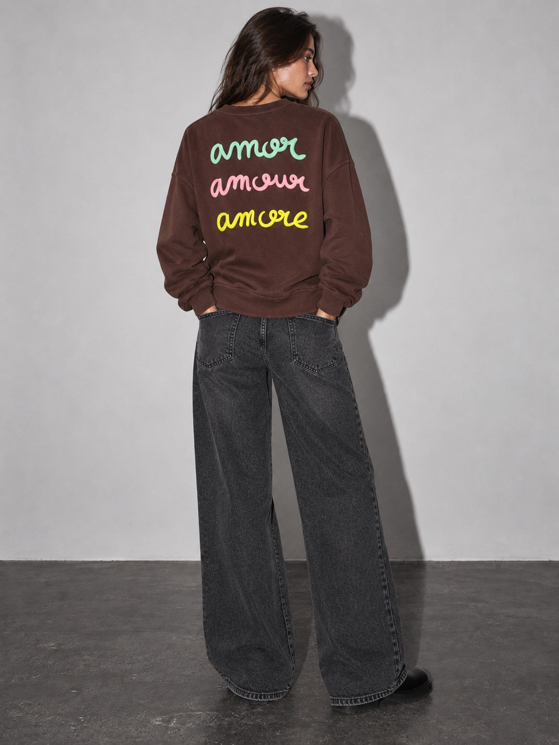 Sudadera Amore chocolate de mujer con letras en relieve, modelo espalda