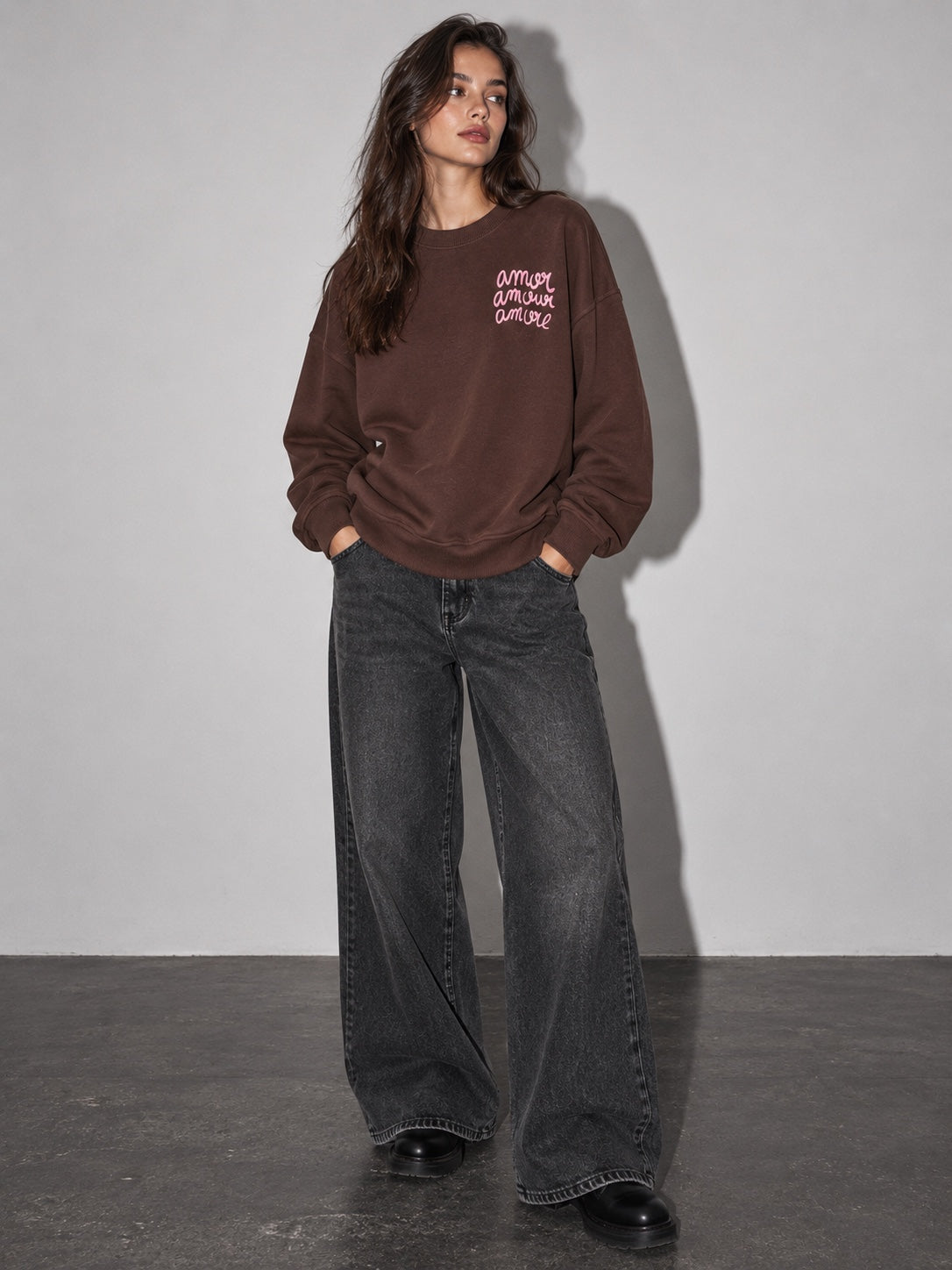Sudadera Amore chocolate de mujer con letras en relieve, modelo de frente