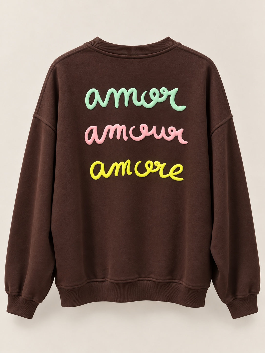 Sudadera Amore chocolate de mujer con letras en relieve, producto espalda