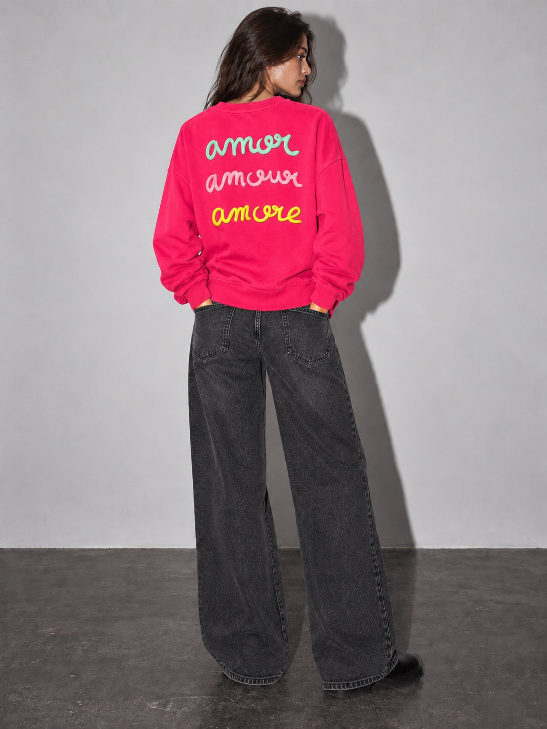 Sudadera Amore fucsia de mujer con letras en relieve, modelo espalda