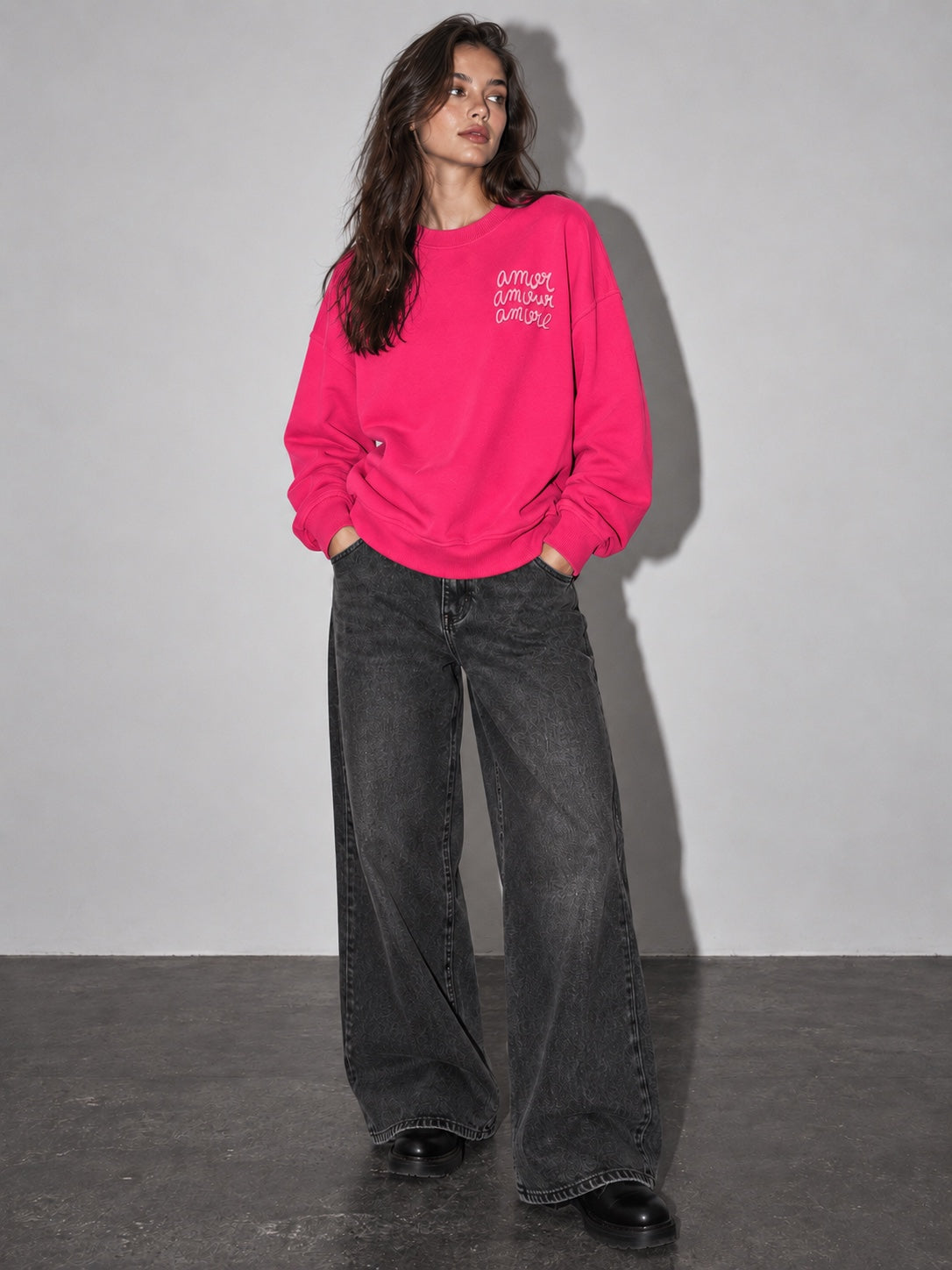 Sudadera Amore fucsia de mujer con letras en relieve, modelo frente