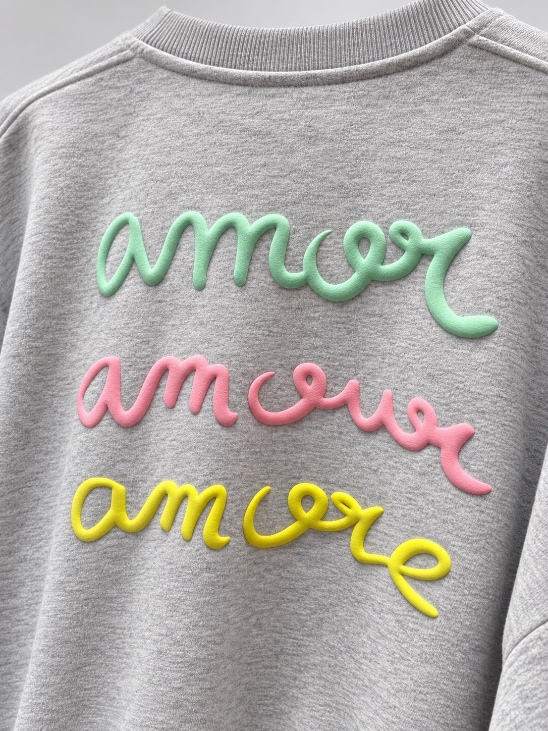 Sudadera Amore gris jaspeado de mujer con letras en relieve, detalle espalda