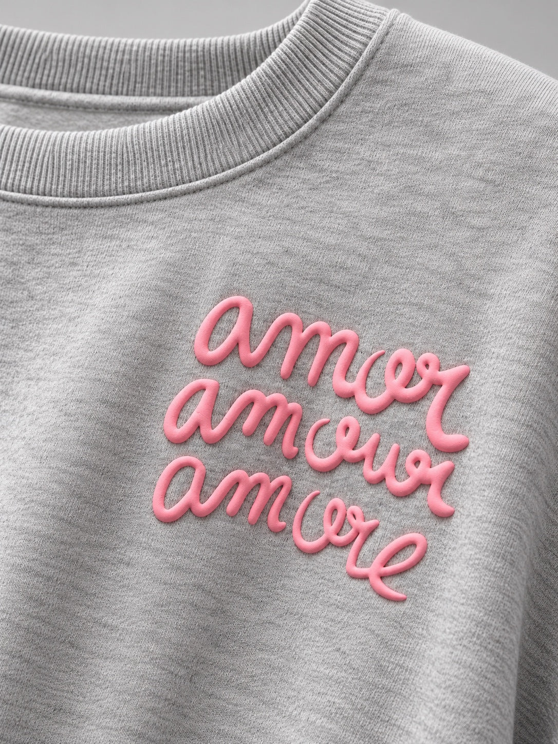 Sudadera Amore gris jaspeado de mujer con letras en relieve, detalle frontal