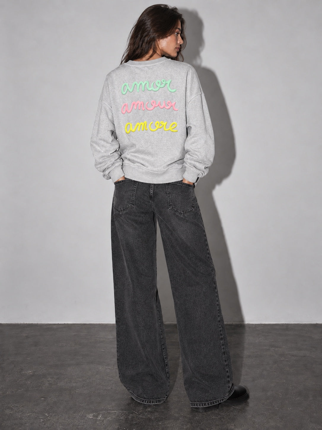 Sudadera Amore gris jaspeado de mujer con letras en relieve, modelo espalda