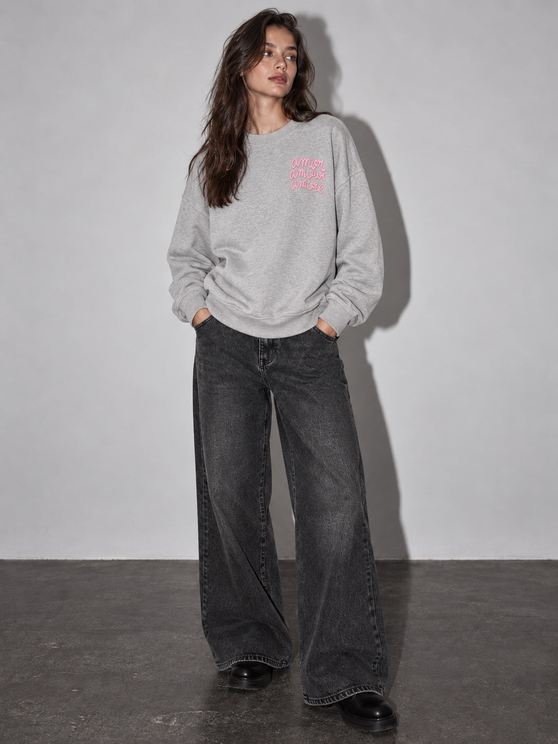 Sudadera Amore gris jaspeado de mujer con letras en relieve, modelo frente
