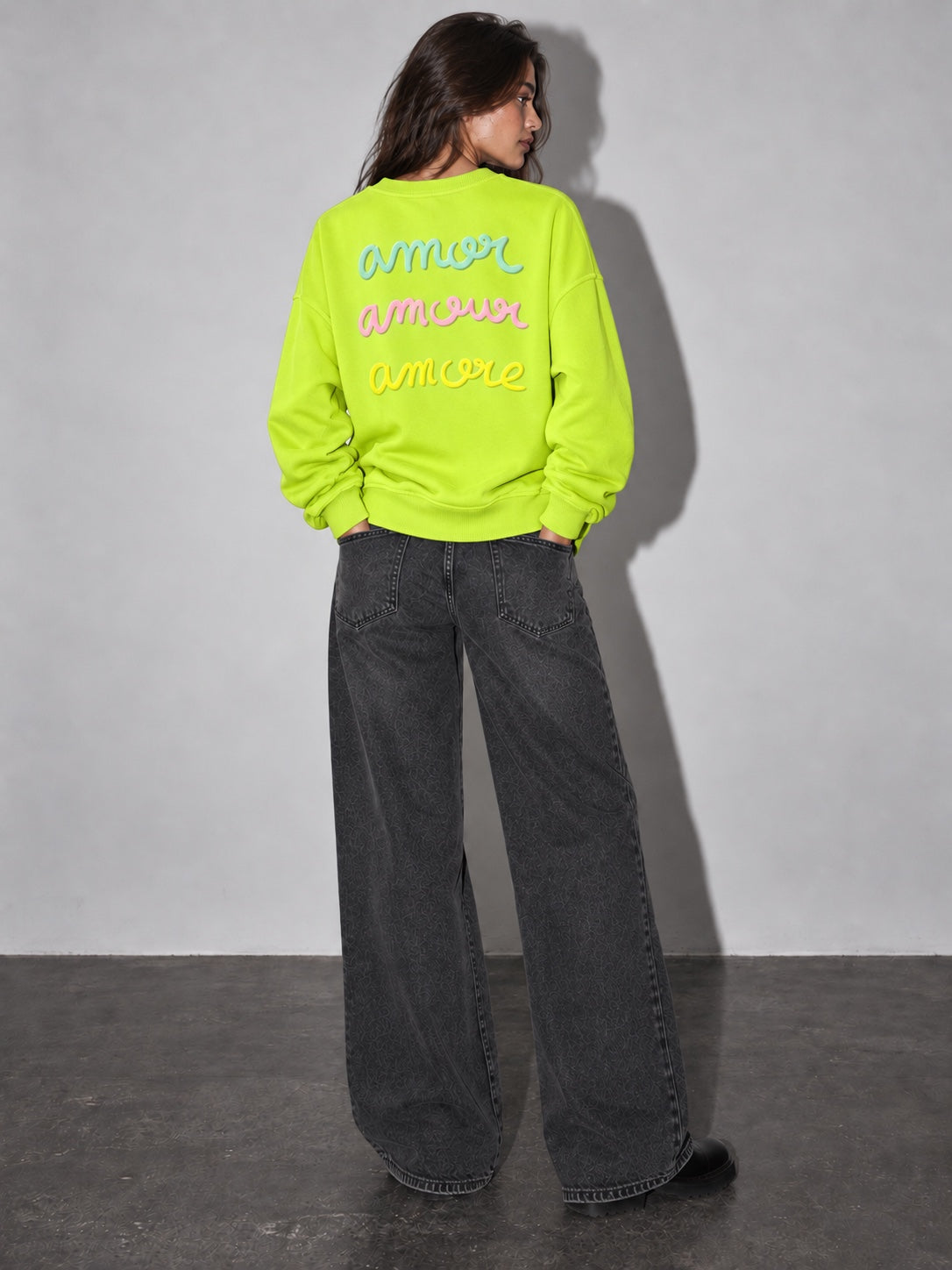 Sudadera Amore lima flúor de mujer con letras en relieve, modelo espalda