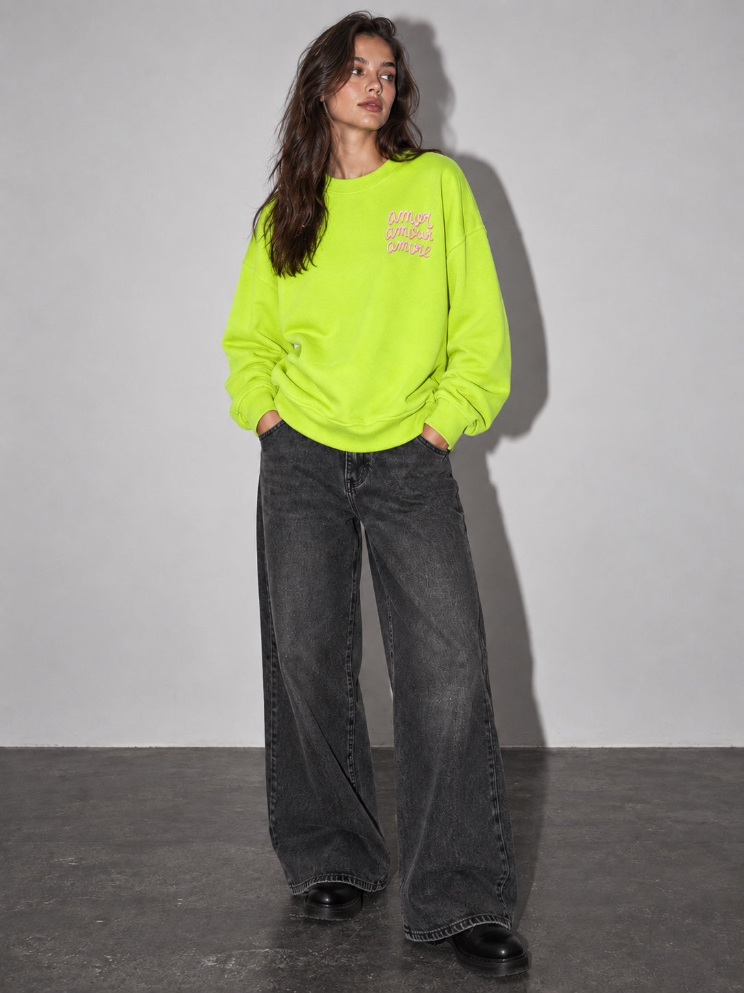 Sudadera Amore lima flúor de mujer con letras en relieve, modelo frente
