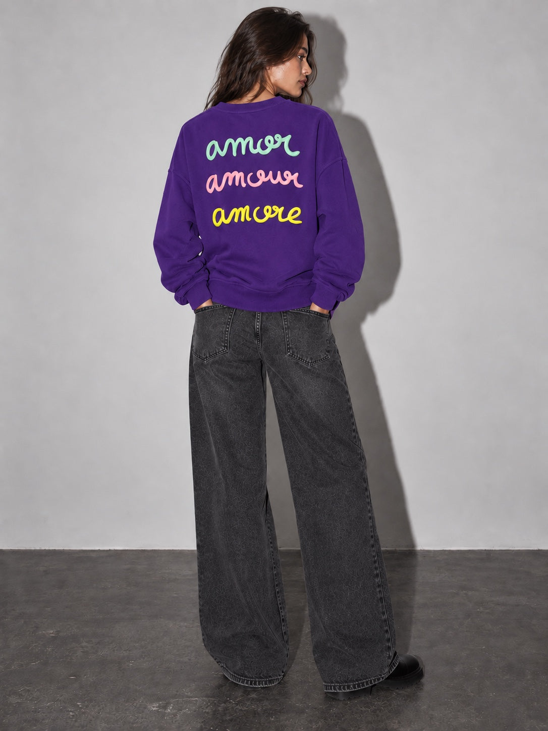 Sudadera Amore morado de mujer con letras en relieve, modelo espalda