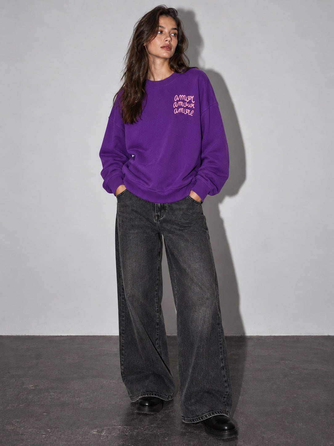 Sudadera Amore morado de mujer con letras en relieve, modelo frente