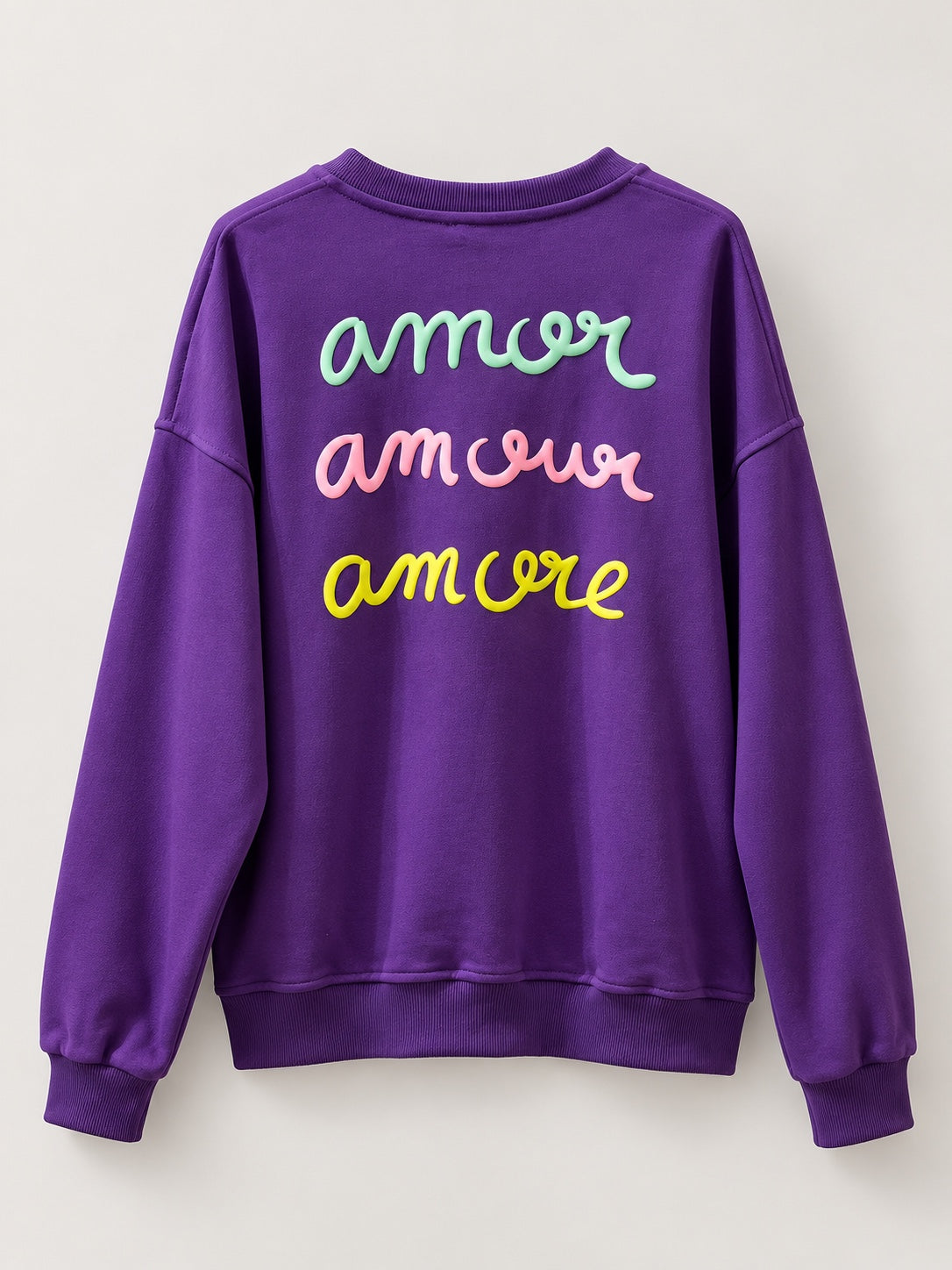 Sudadera Amore morado de mujer con letras en relieve, producto espalda