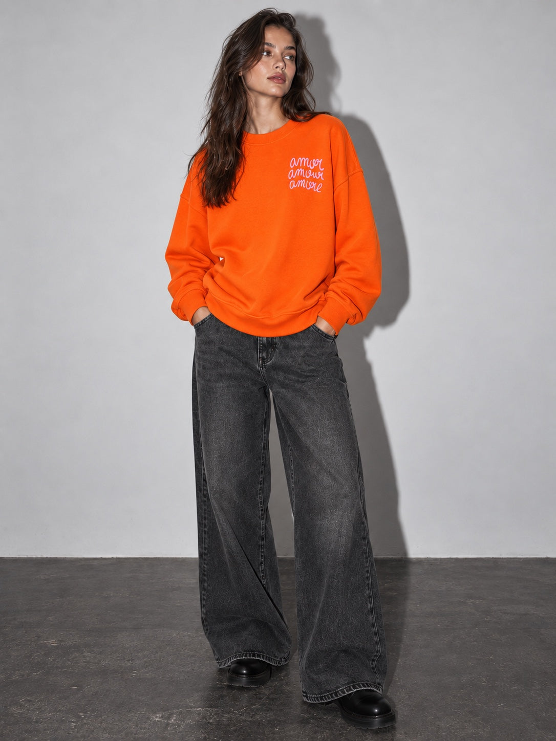 Sudadera Amore naranja de mujer con letras en relieve, modelo frente