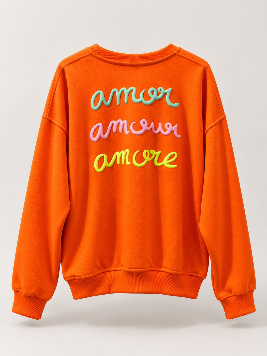 Sudadera Amore naranja de mujer con letras en relieve, producto espalda