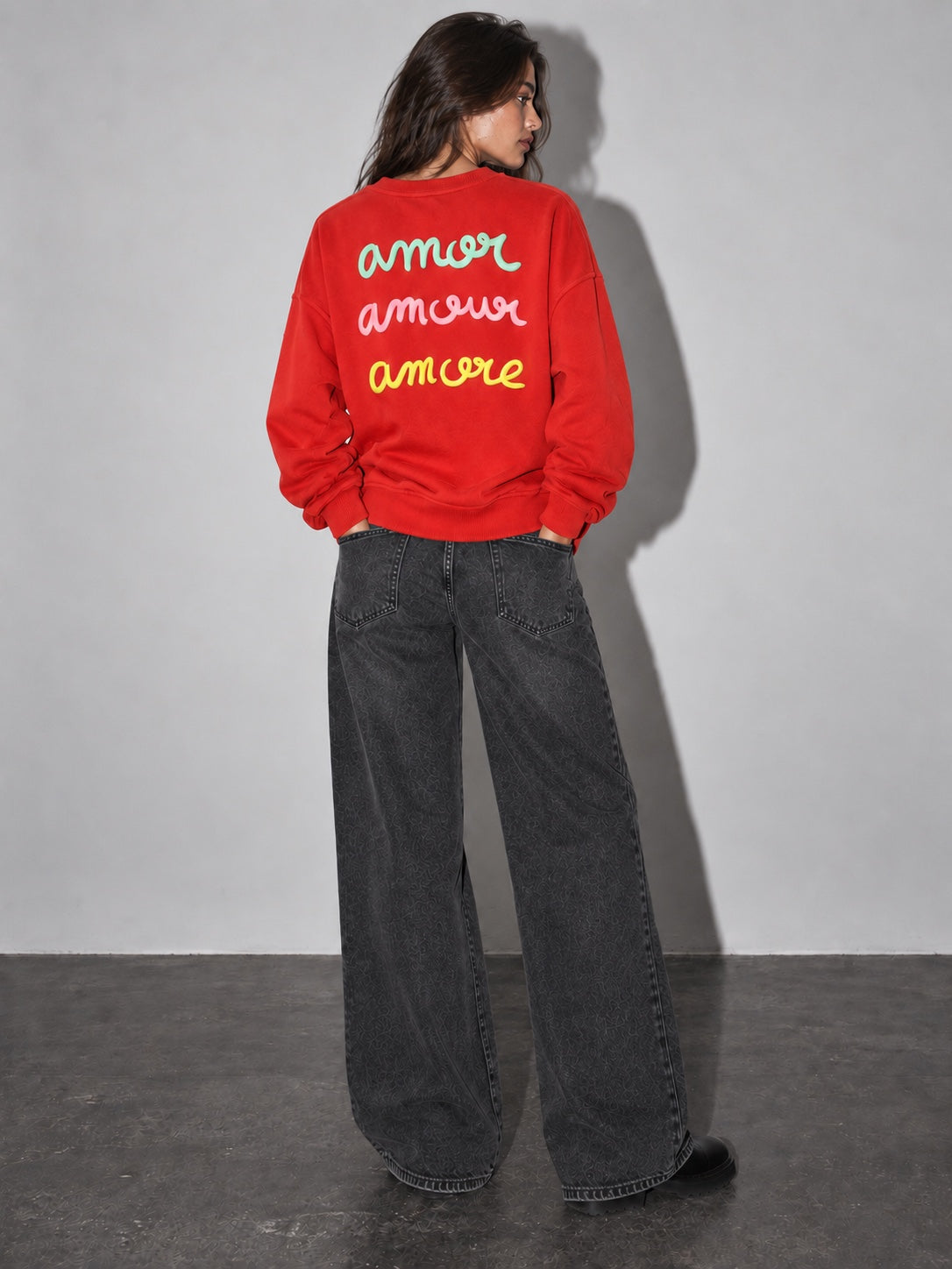 Sudadera Amore rojo de mujer con letras en relieve, modelo espalda