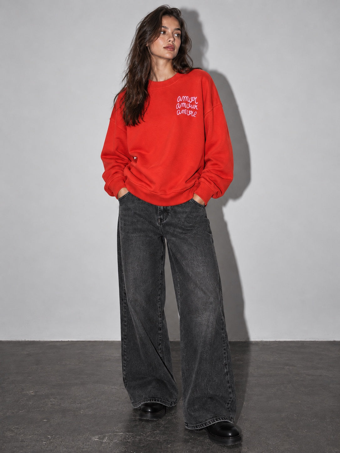 Sudadera Amore rojo de mujer con letras en relieve, modelo frente