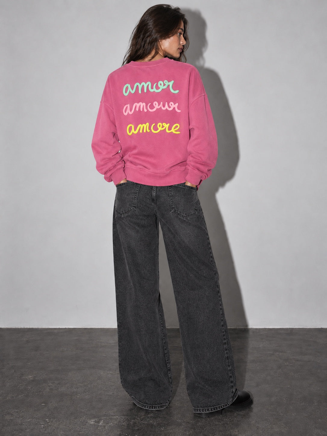 Sudadera Amore rosa de mujer con letras en relieve, modelo espalda