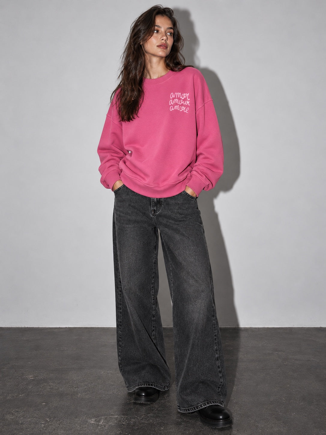 Sudadera Amore rosa de mujer con letras en relieve, modelo frente
