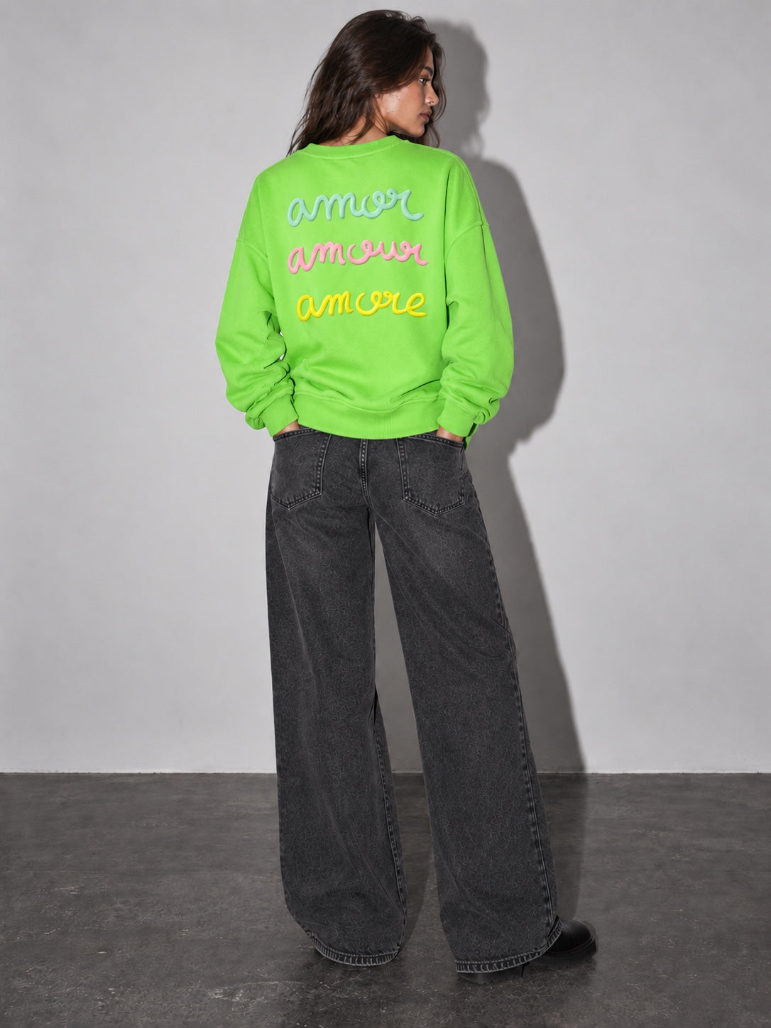 Sudadera Amore verde flúor de mujer con letras en relieve, modelo espalda