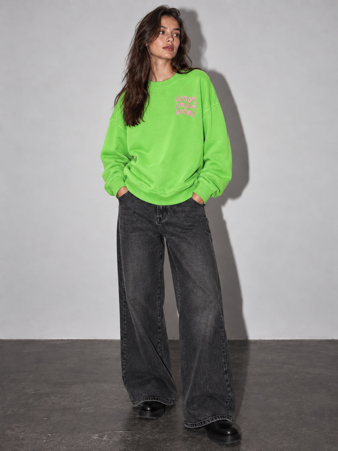 Sudadera Amore verde flúor de mujer con letras en relieve, modelo frente