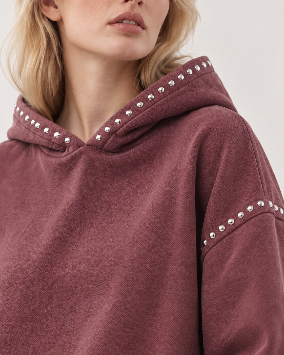 Sudadera Marais Studs burdeos, detalle de capucha y tachuelas