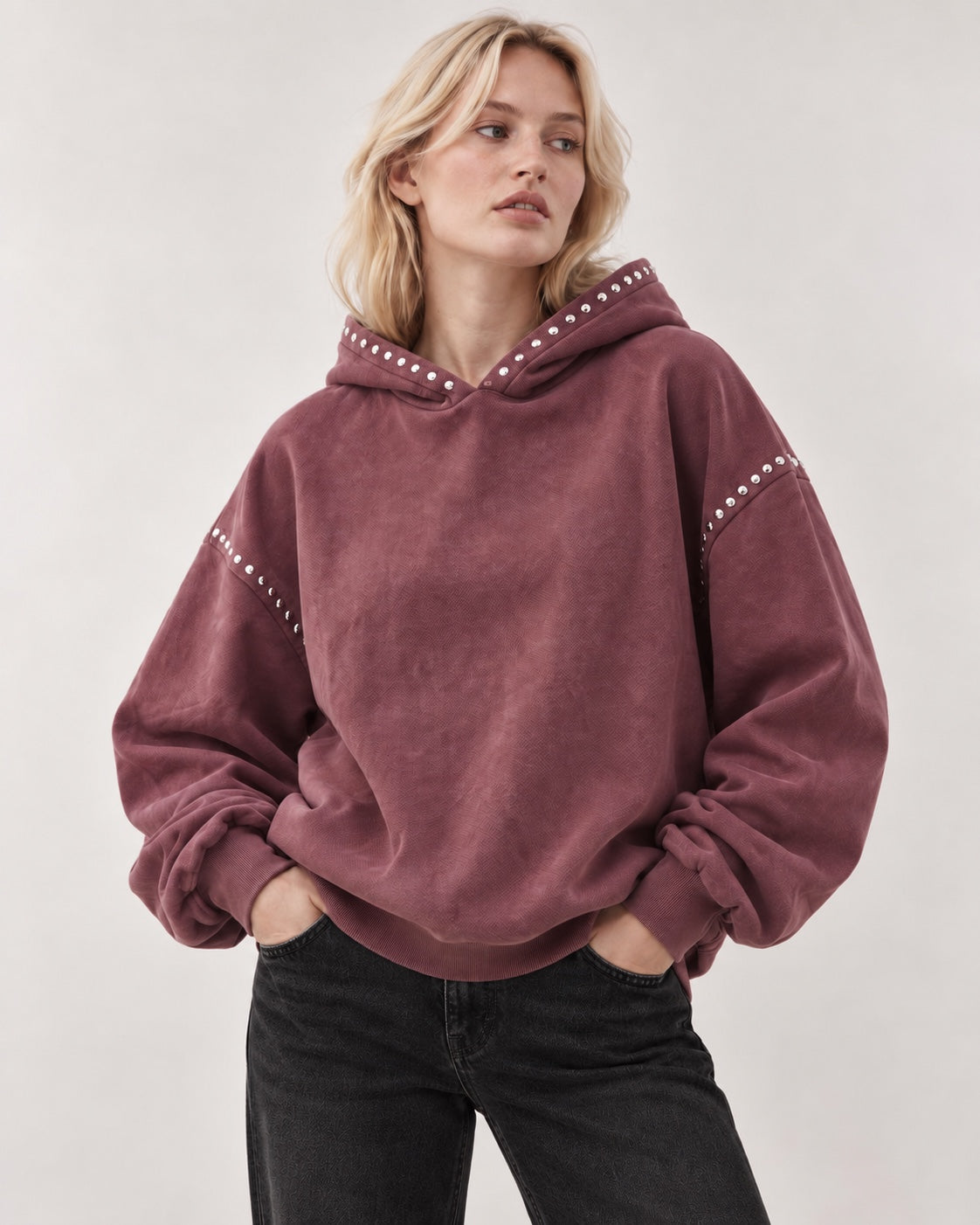 Sudadera Marais Studs burdeos con capucha y tachuelas, vista con modelo