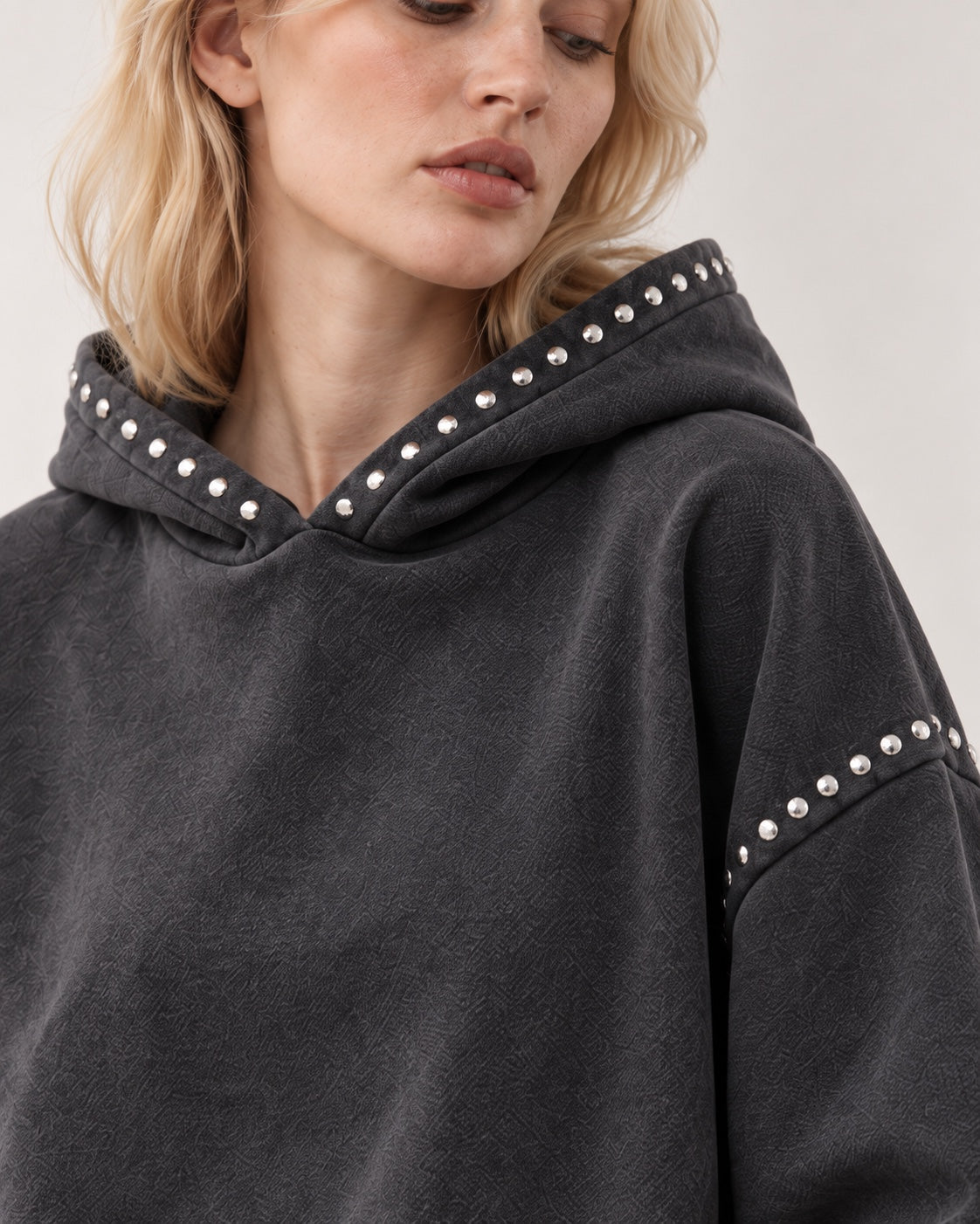 Sudadera Marais Studs gris, detalle de capucha y tachuelas