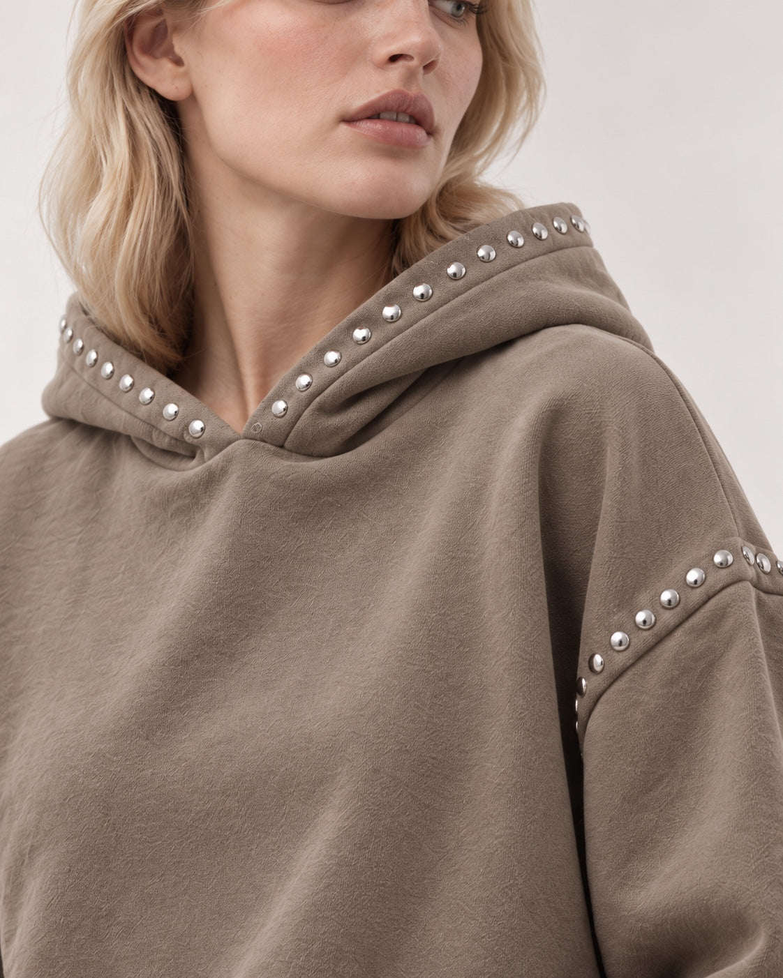 Sudadera Marais Studs kaki, detalle de capucha y tachuelas