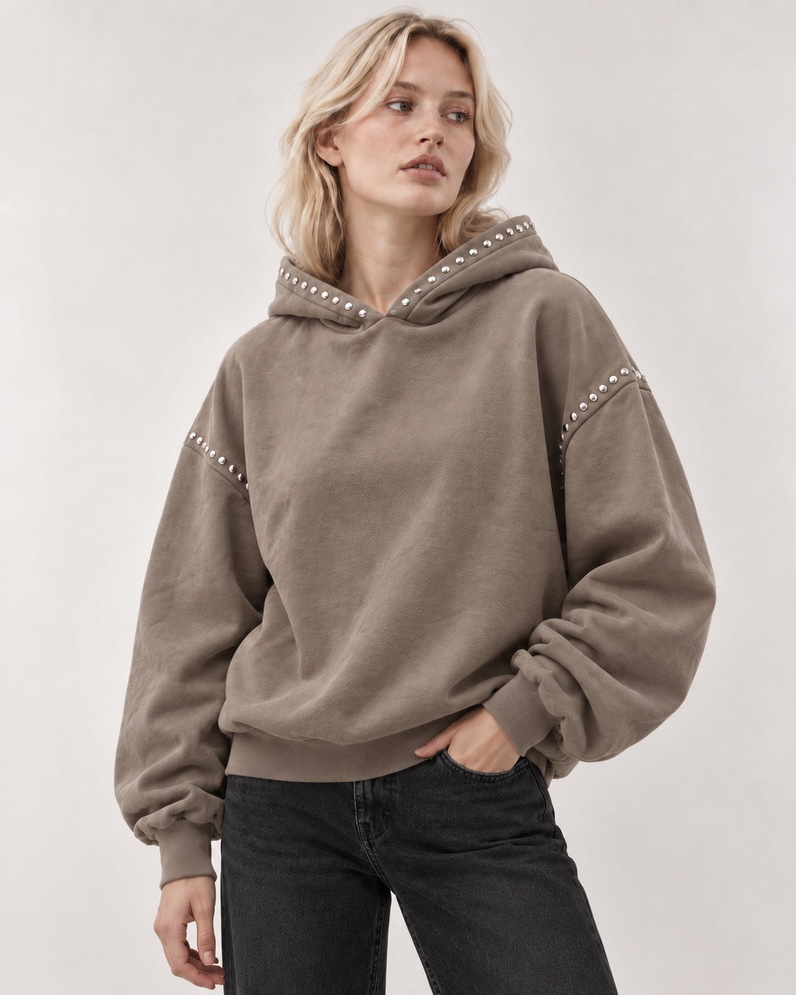 Sudadera Marais Studs kaki, vista con modelo
