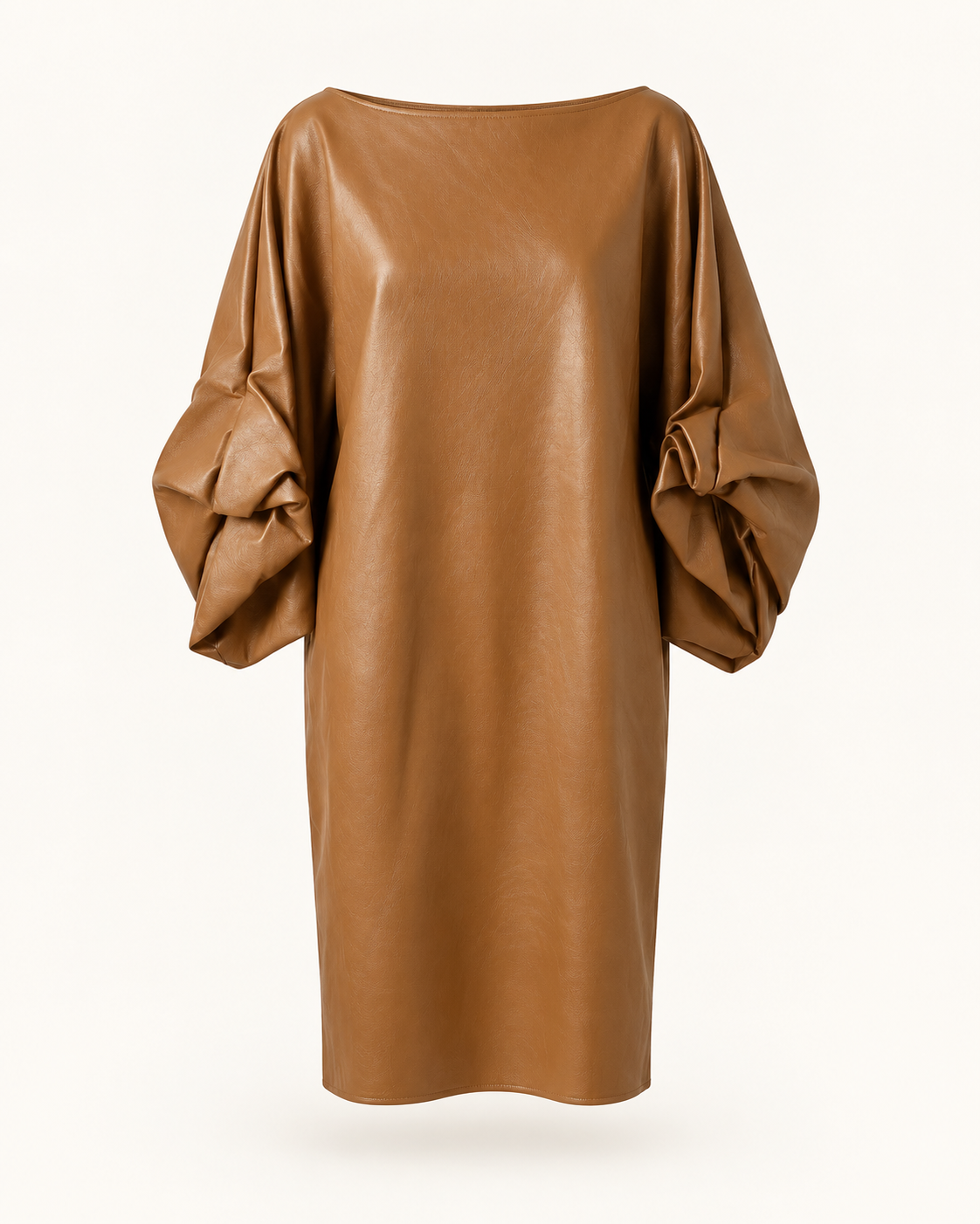 Vestido efecto piel camel con cuello barco y mangas integradas