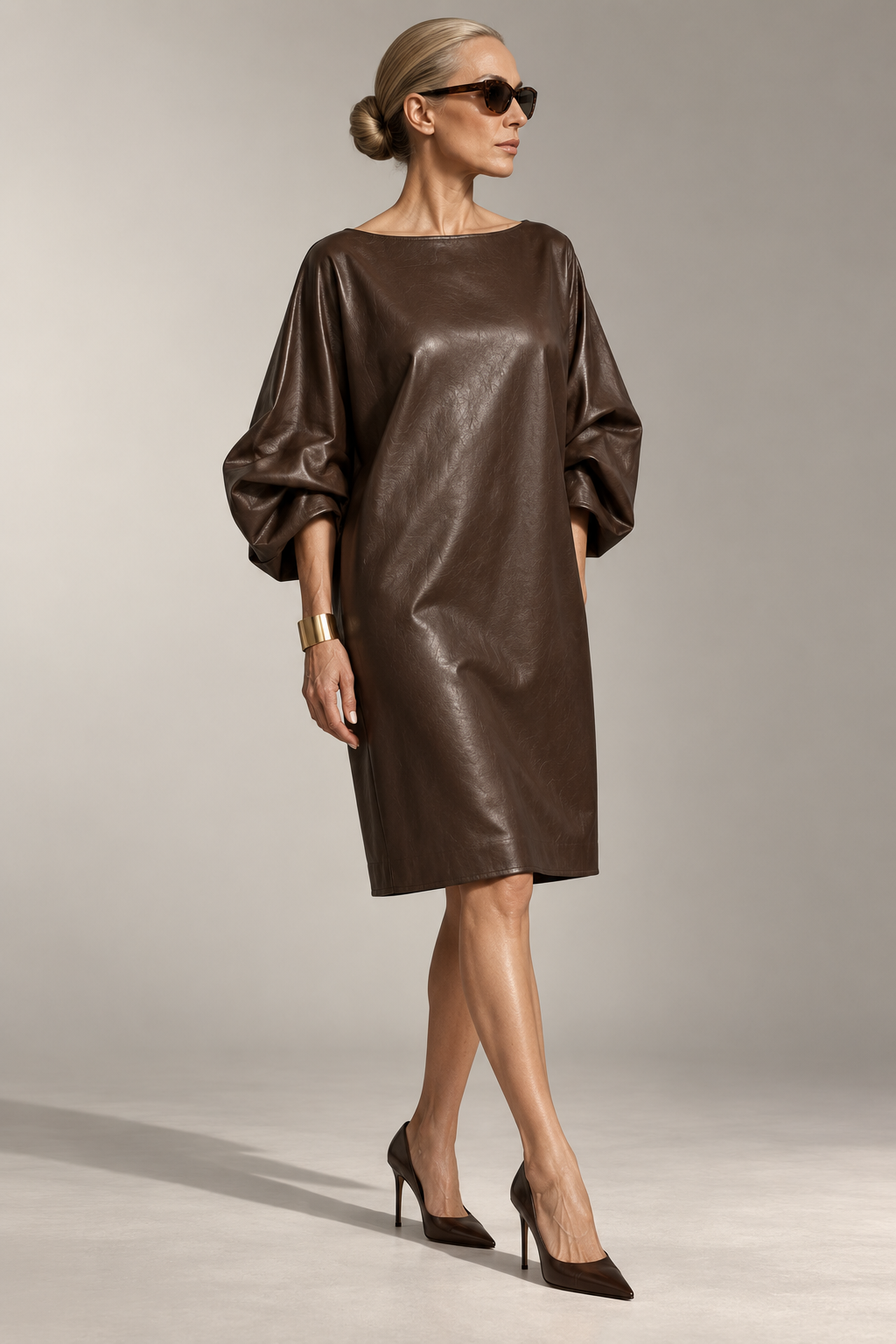 Vestido efecto piel marrón sin cinturón en modelo
